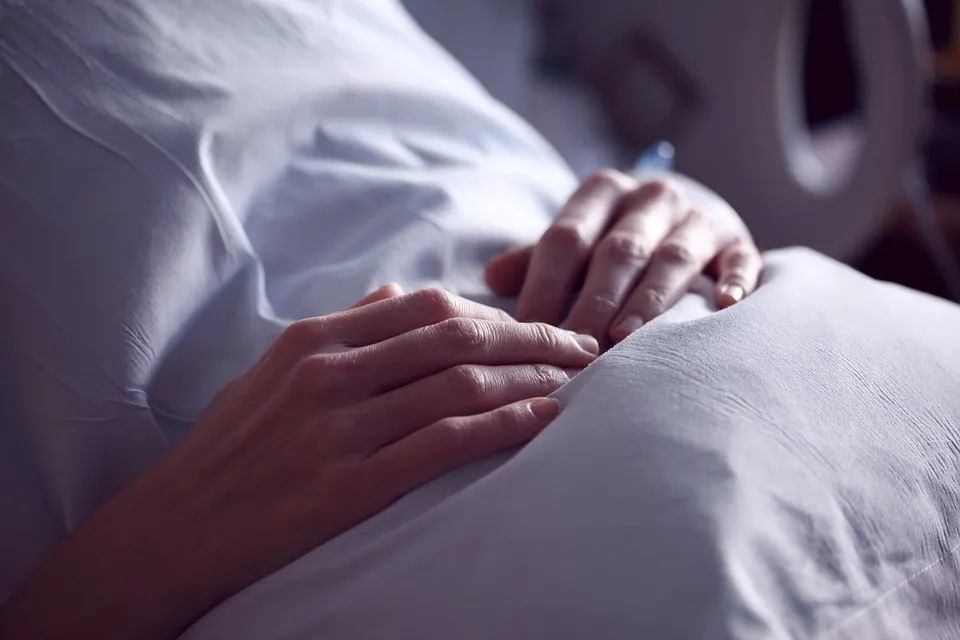 大部分精神病患者的生存现状：离不开的医院，回不去的家